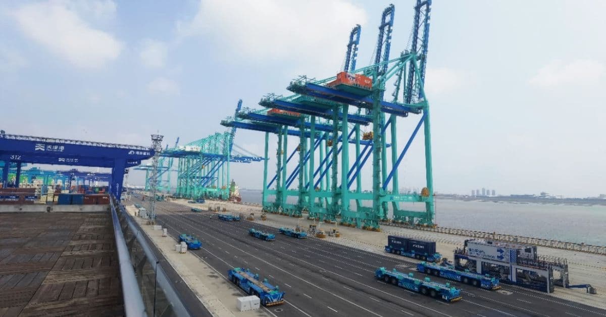 Porto robotizado na China com guindastes autônomos e veículos elétricos no Terminal C de Tianjin
