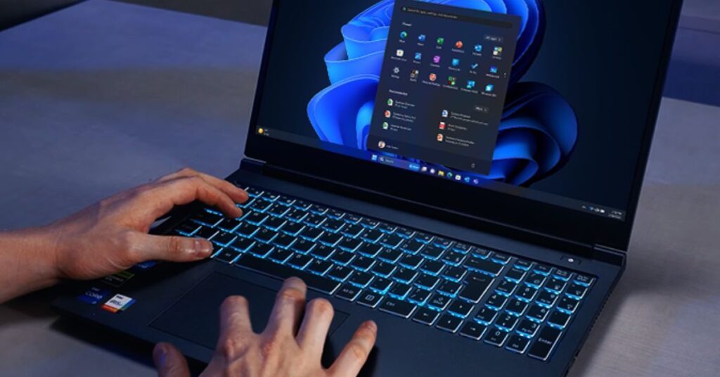 Profissional utiliza notebook de alta performance da Positivo Tecnologia com interface de IA no ambiente de trabalho.