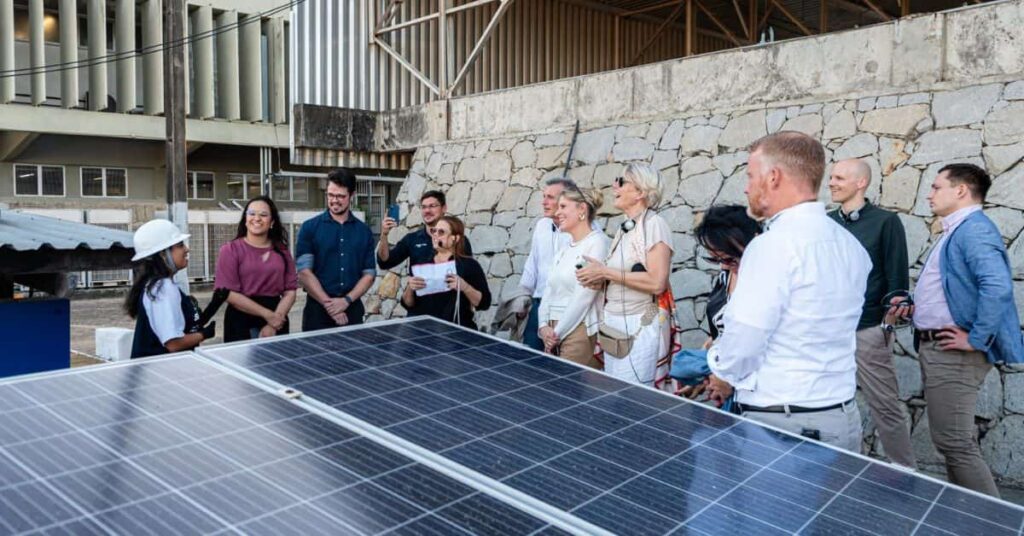Comitiva alemã visita o SENAI Barra do Ceará para conhecer projetos de hidrogênio verde e energia solar