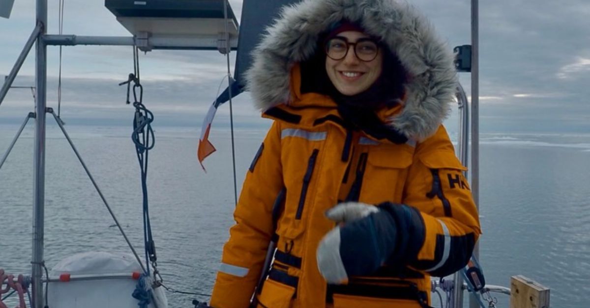 Tamara Klink no Ártico, velejadora brasileira em seu barco cercado por gelo e mar polar.