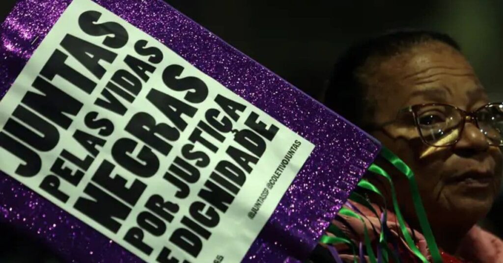 Pessoas diversas participam de evento sobre igualdade racial no Brasil.