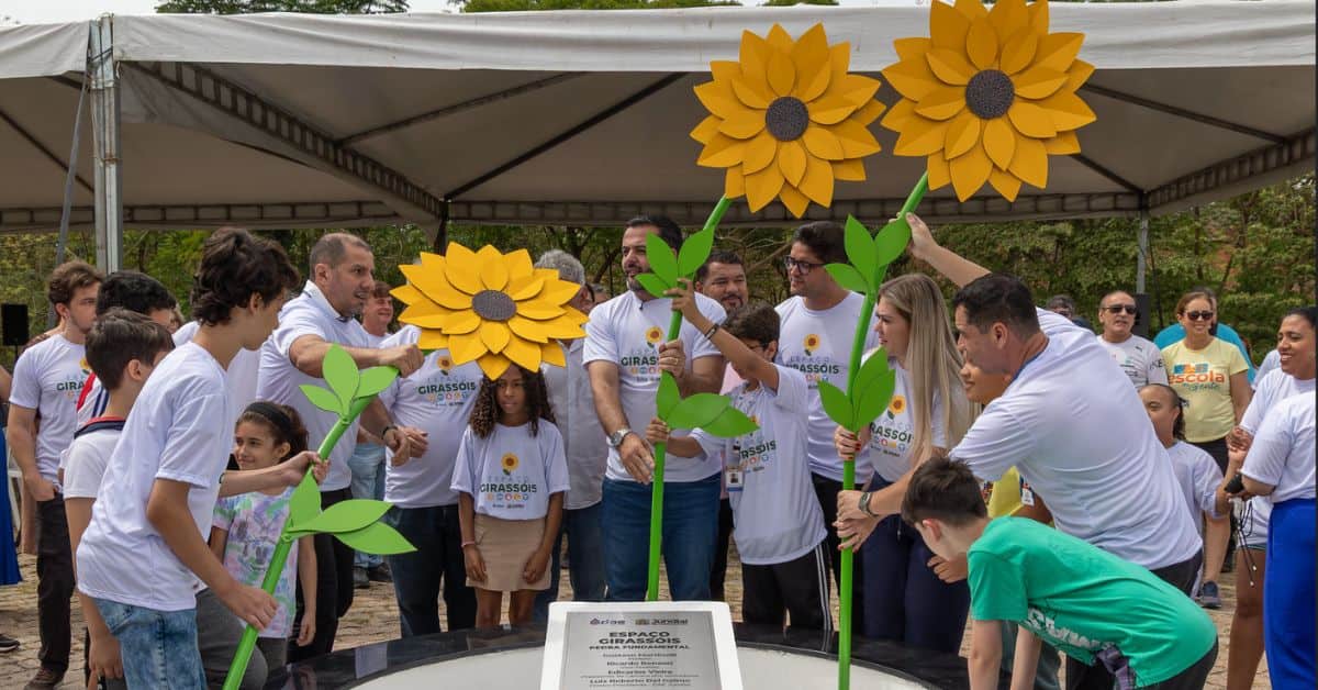 crianças e autoridades lançam o projeto do jardim sensorial em Jundiaí