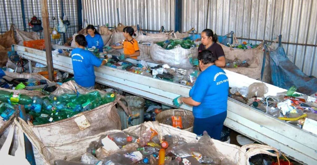 trabalhadores em cooperativa de reciclagem participam do sistema de logística reversa no Brasil