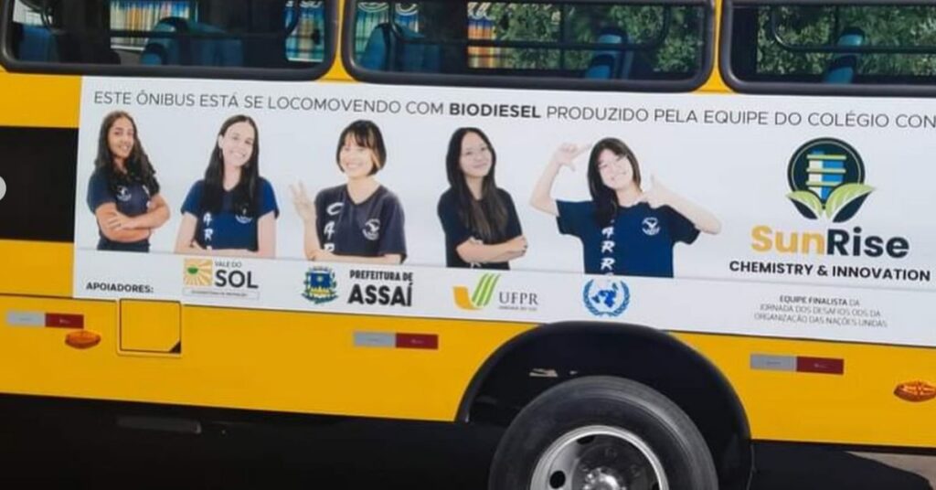 alunas do Paraná em frente ao ônibus escolar com biodiesel desenvolvido no Colégio Conselheiro Carrão