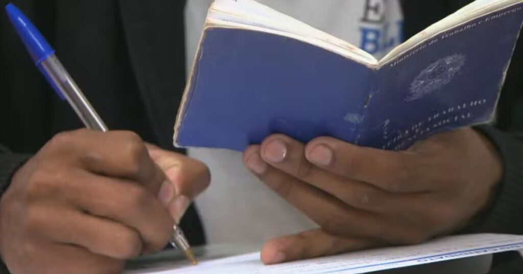 carteira de trabalho simboliza redução da desigualdade nas metrópoles