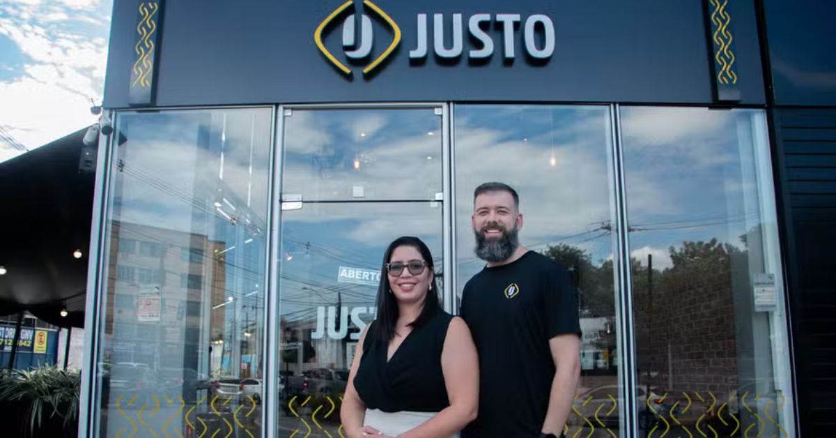 casal fundador da Justo Café em frente à rede de cafeterias em São Gonçalo
