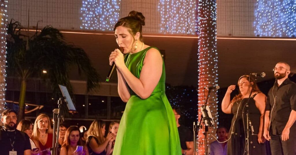 Cantora se apresenta diante do público durante o BS Christmas no BS Design.