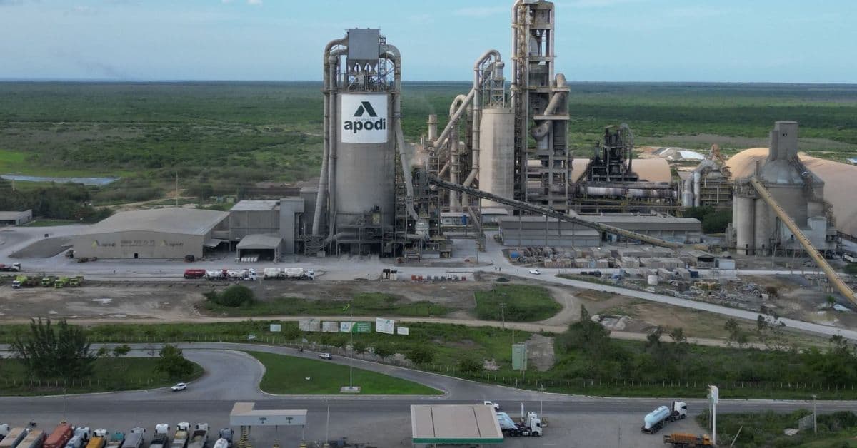 Fábrica da Cimento Apodi em Quixeré, Ceará, com vista aérea das instalações industriais.
