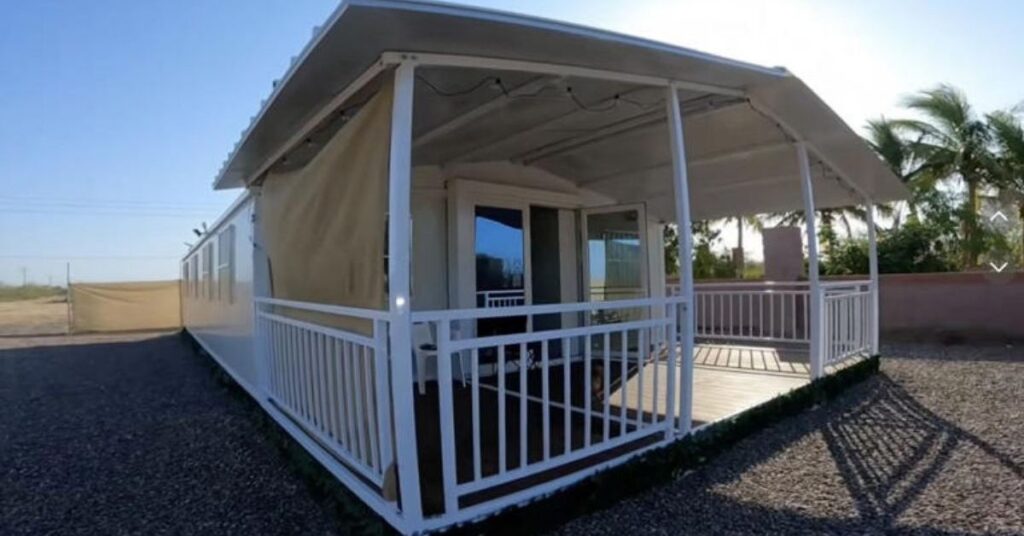 E-commerce de casa modular - Casa modular montada após compra pelo e-commerce, mostrando varanda e design minimalista