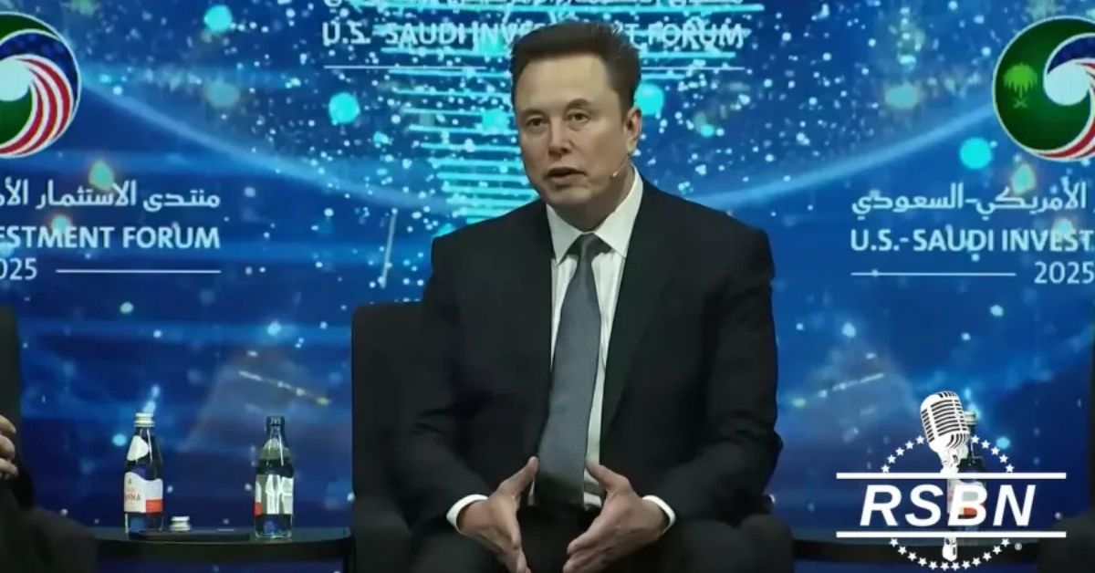 Elon Musk fala sobre o futuro do trabalho durante fórum internacional em 2025.