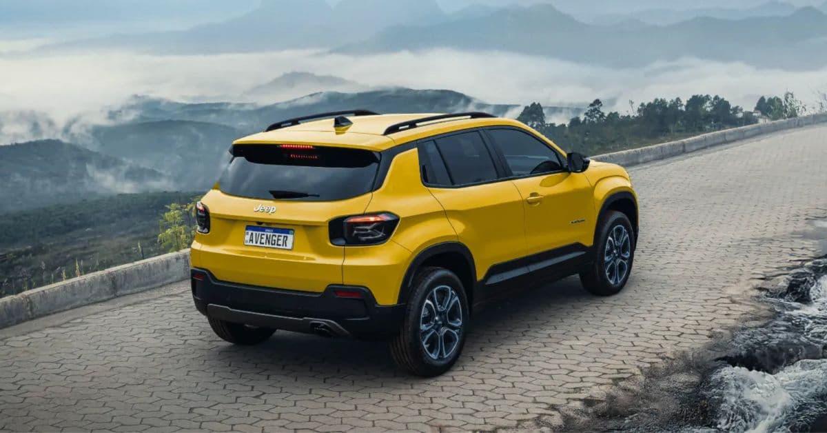 Jeep Avenger 2026 em estrada de montanha