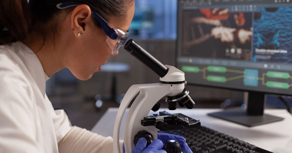 pesquisadora observa amostra em laboratório moderno durante projeto ligado à parceria Einstein–Stanford