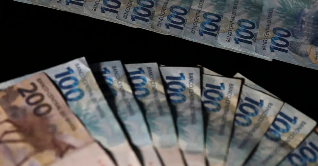 cédulas de reais usadas no planejamento do 13º salário