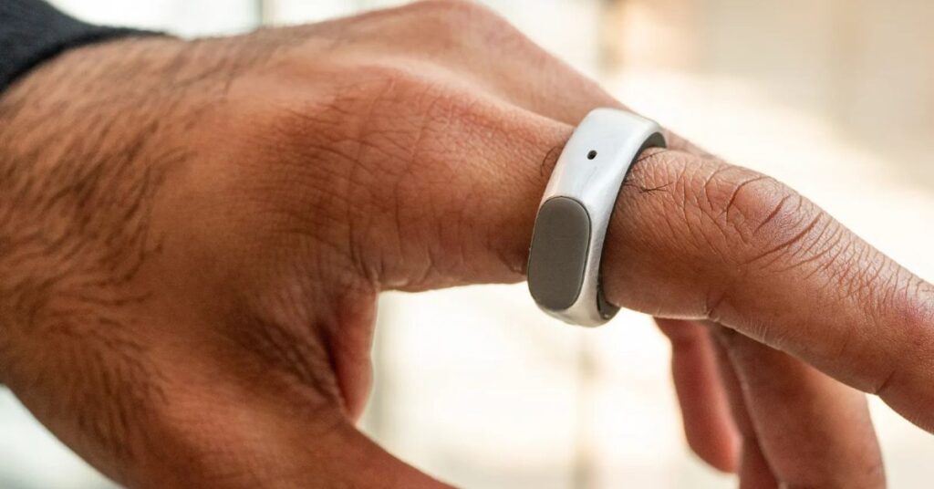 anel inteligente da Sandbar criado com IA para pensar melhor Descrição: O Stream Ring, da Sandbar, transforma pensamentos em conversas por meio de inteligência artificial, ajudando o usuário a pensar melhor sem telas ou distrações. anel inteligente da Sandbar criado com IA para pensar melhor