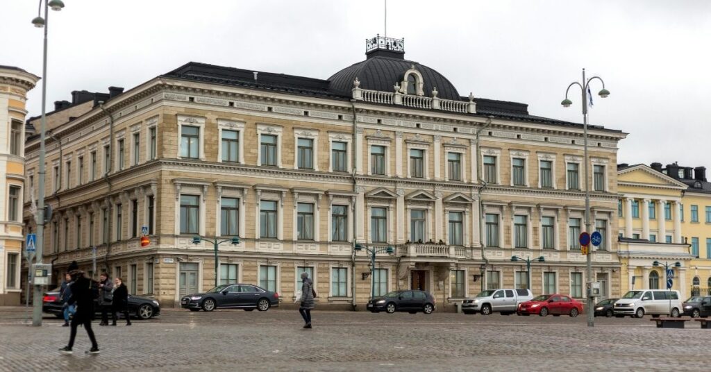 Helsinque zera mortes no trânsito em cenário urbano com pedestres caminhando diante de edifícios históricos.