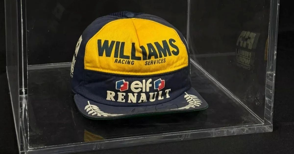 boné autografado por Ayrton Senna da Williams exibido em caixa de proteção transparente.