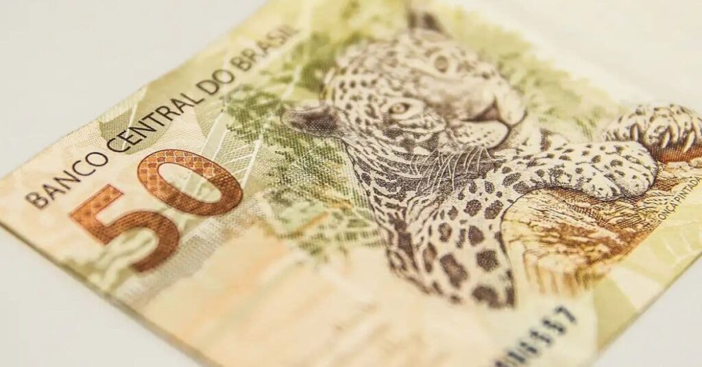 nota de 50 reais simbolizando a devolução de impostos pelo CadÚnico