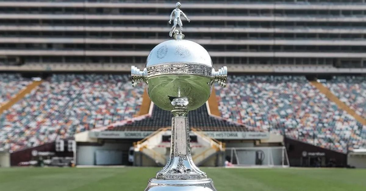 Troféu da Copa Libertadores no Estádio Monumental antes da Final Libertadores 2025.