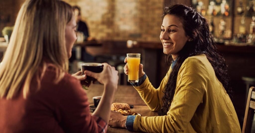 duas mulheres conversam em bar de São Paulo após crise do metanol - mudança de consumo pela crise do metanol