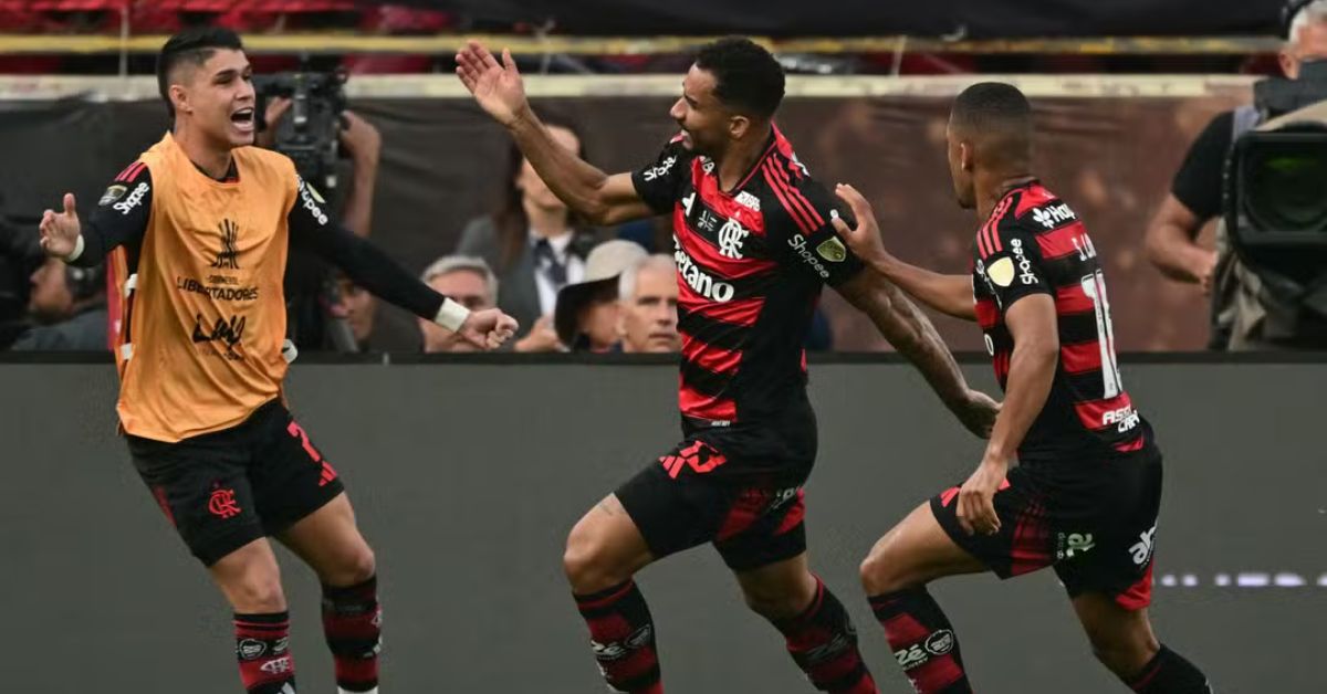 Flamengo tetracampeão comemora o gol de Danilo na final da Libertadores 2025.