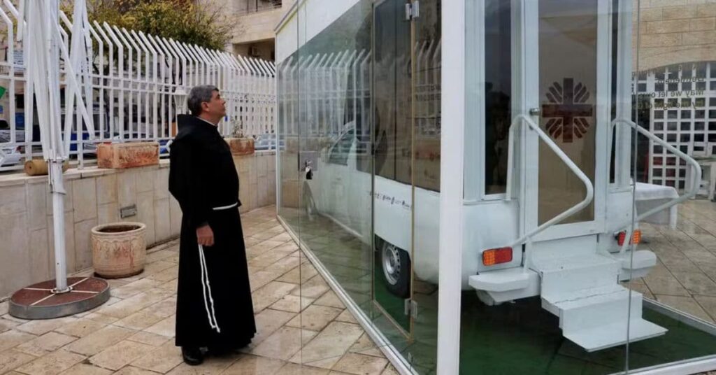 papamóvel para crianças em Gaza transformado em clínica móvel infantil