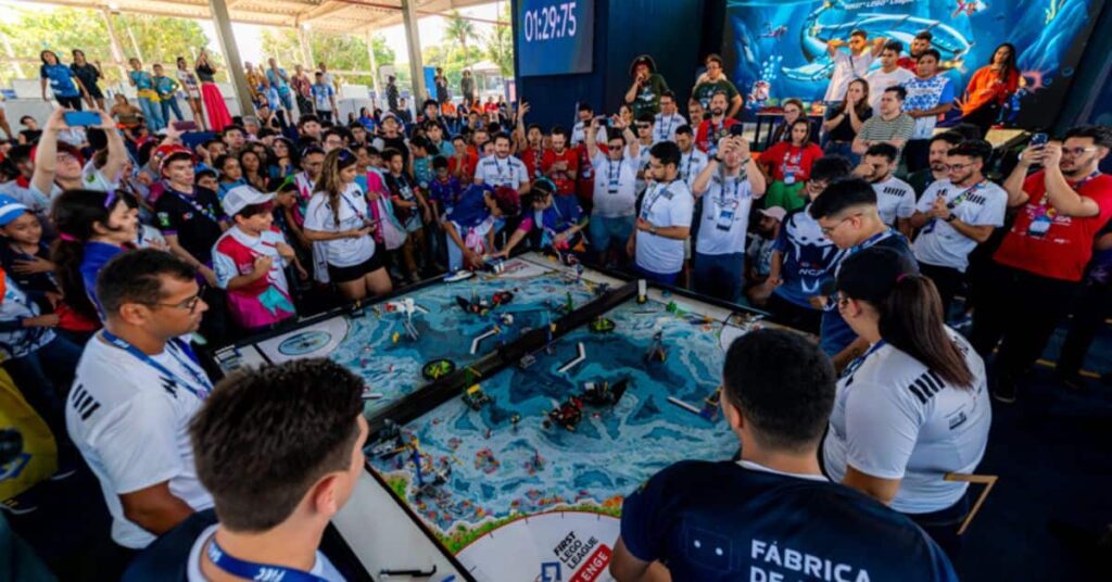 Estudantes participam de desafio de robótica da FIRST LEGO League durante festival do SESI Ceará.