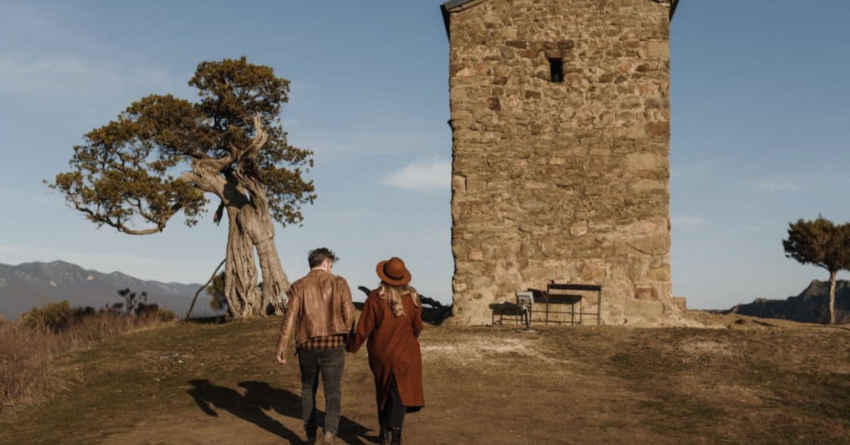 Turismo das raízes na Itália com casal explorando área histórica