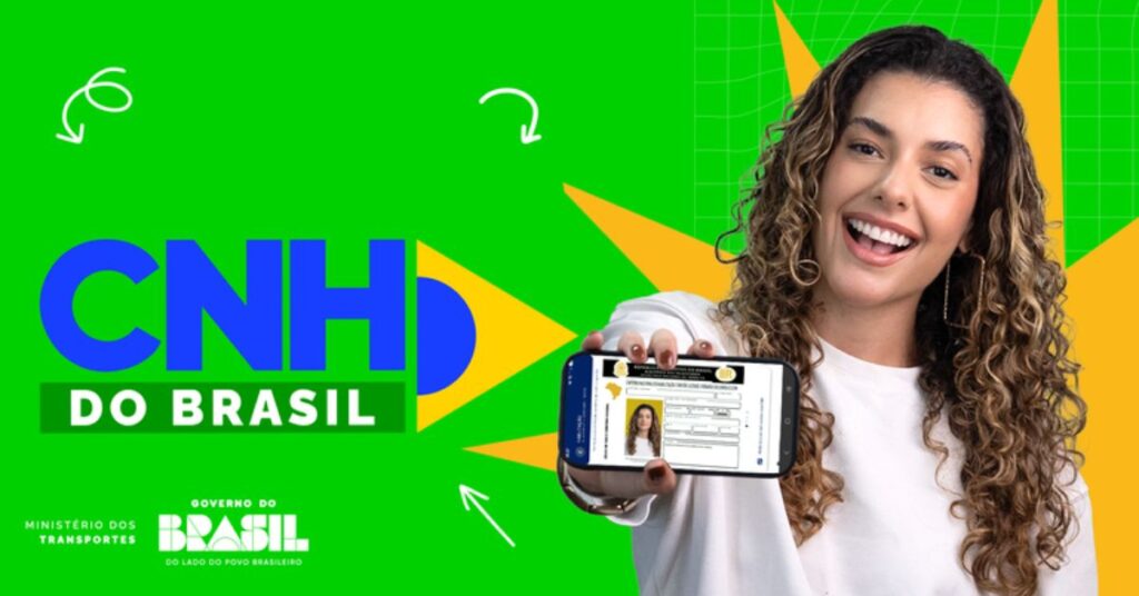 Mulher mostra no celular o App CNH do Brasil com a nova carteira digital