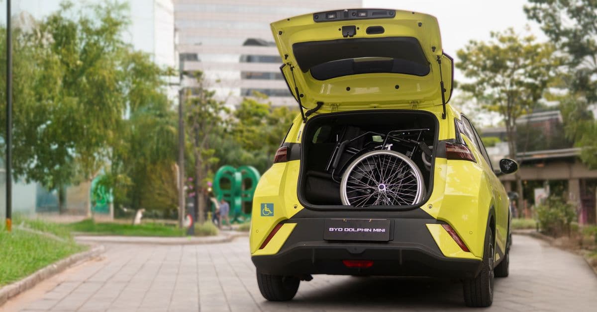 carros elétricos para PcD em 2026 com porta-malas adaptado para cadeira de rodas Legenda (informativa, com crédito BYD / divulgação, sem descrever a imagem): BYD Dolphin Mini — divulgação