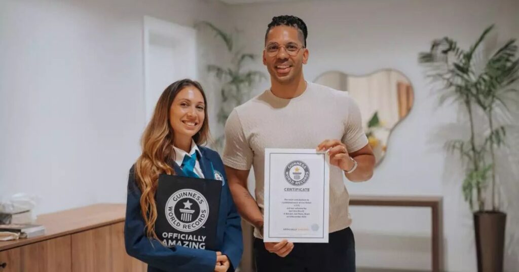 Joel Jota no Guinness World Records segurando certificado oficial do recorde