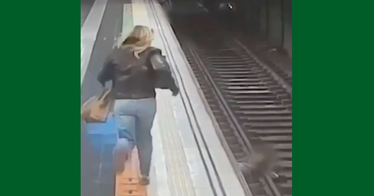 Policial salva homem no metrô de Barcelona ao descer nos trilhos para resgate emergencial