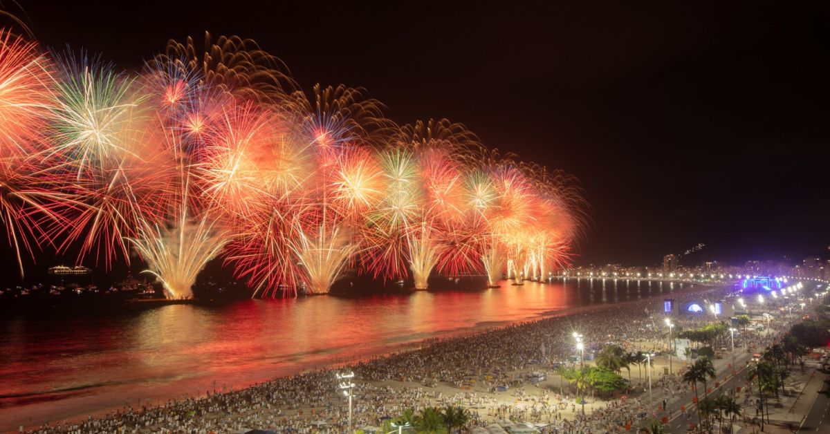 Fogos do Réveillon 2026 iluminam Copacabana durante a festa na orla do Rio de Janeiro