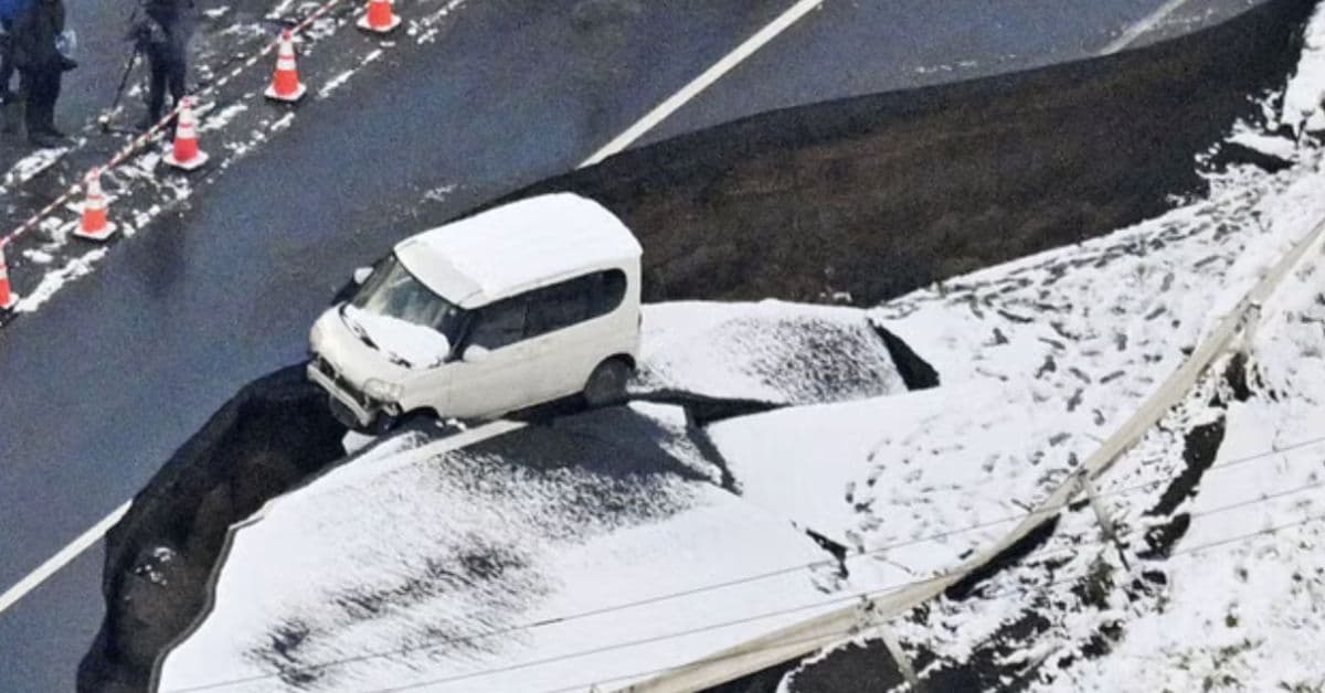 Carro sobre estrada danificada após o terremoto no Japão em Aomori