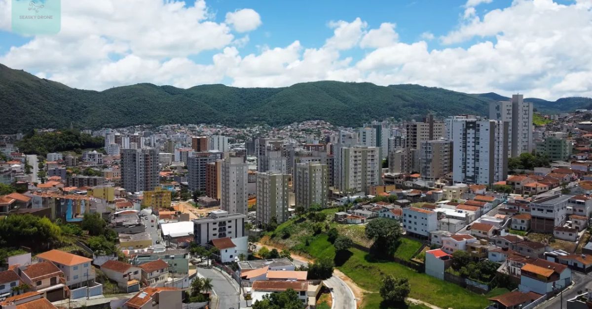 Cidade construída em vulcão adormecido vista aérea de Poços de Caldas em Minas Gerais