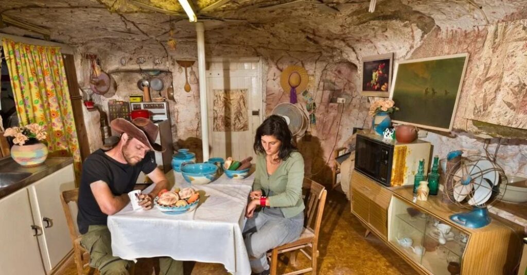 Cidade subterrânea com moradores em casa escavada em rocha no deserto australiano