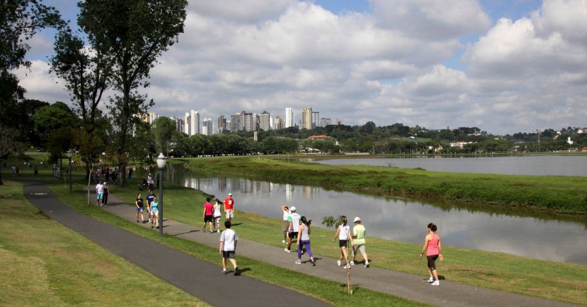 Parque Barigui em cidade presente no ranking das cidades mais seguras do Brasil em 2025