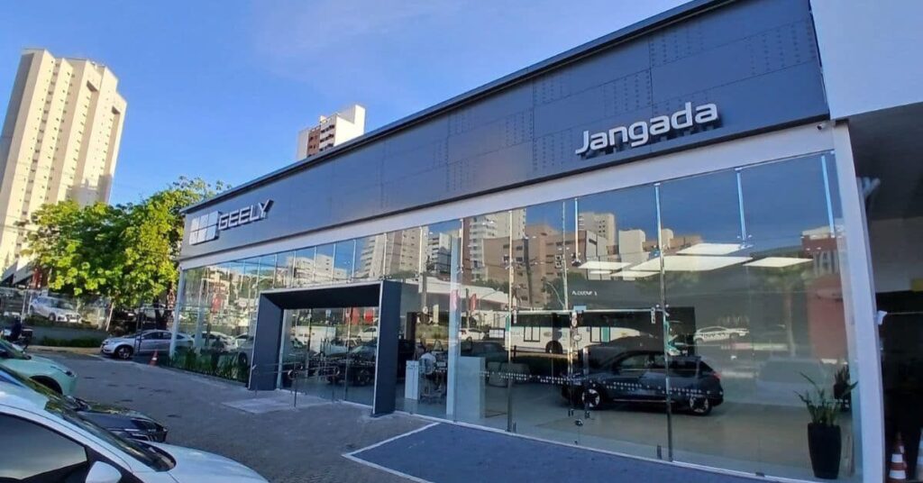 concessionária Jangada Geely em Fortaleza com fachada moderna e carros elétricos em exposição