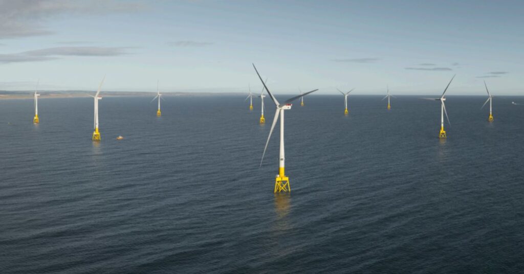 Turbinas de energia eólica offshore instaladas no mar em operação no Brasil.