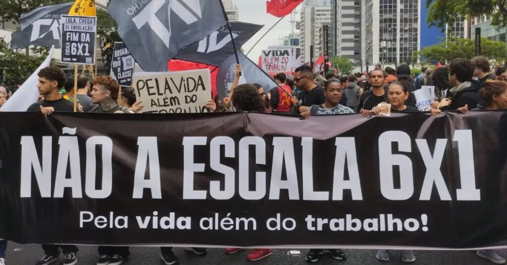 Manifestantes pedem o fim da escala 6x1 em ato por mais tempo de descanso
