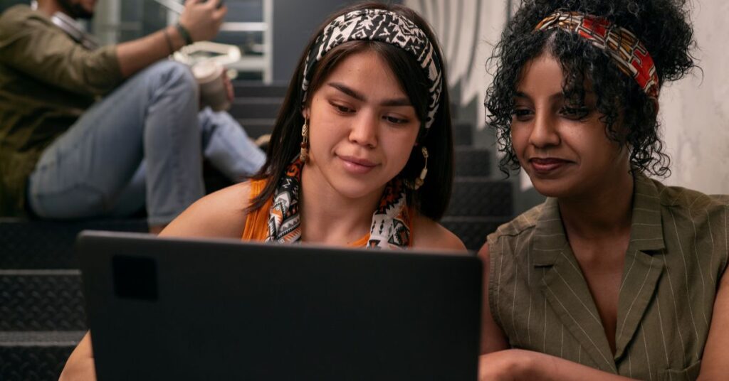 futuro do trabalho com a Gen Z em equipe colaborando com ferramentas visuais no ambiente corporativo