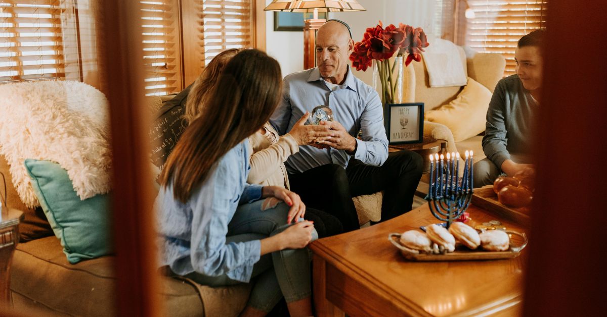 Família celebra Hanukkah com acendimento da menorá em casa