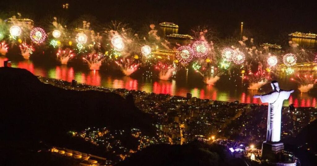 maior Réveillon do mundo em Copacabana com queima de fogos no Rio de Janeiro