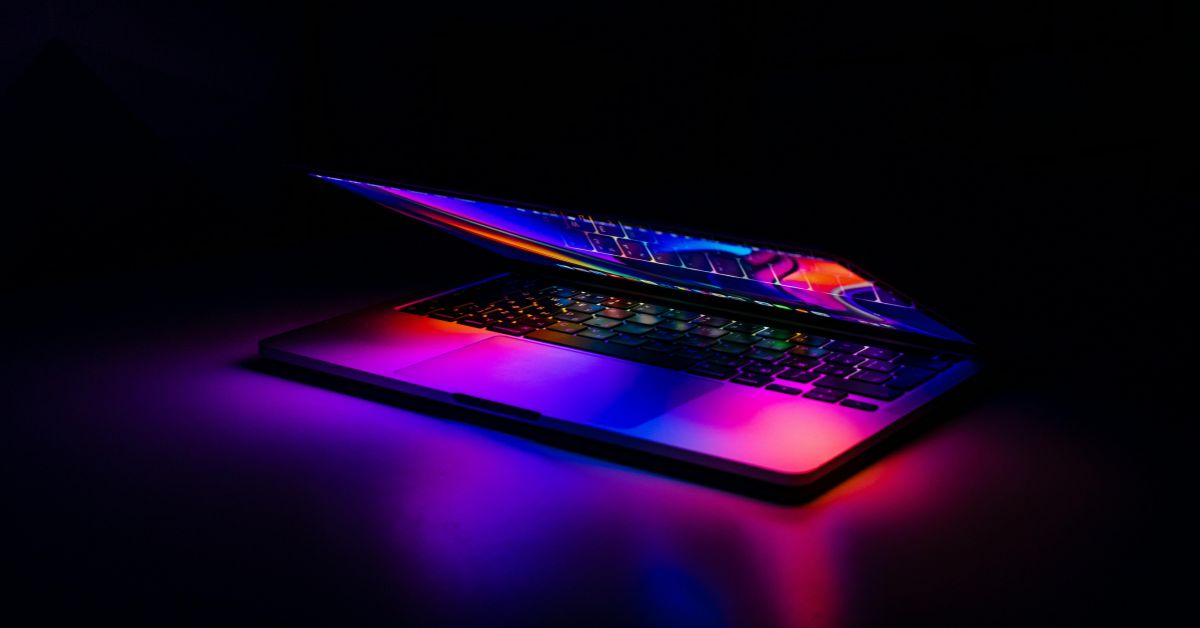 Notebook moderno iluminado representando a importância da memória RAM nos computadores pessoais.