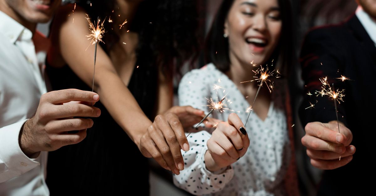 mensagem de Ano Novo celebrada entre amigos na virada para 2026