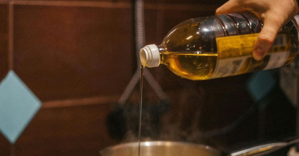 plástico reciclável produzido a partir de óleo de cozinha usado