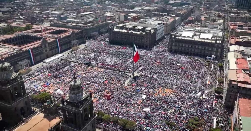 presidente do México em anúncio de reformas trabalhistas na Praça do Zócalo