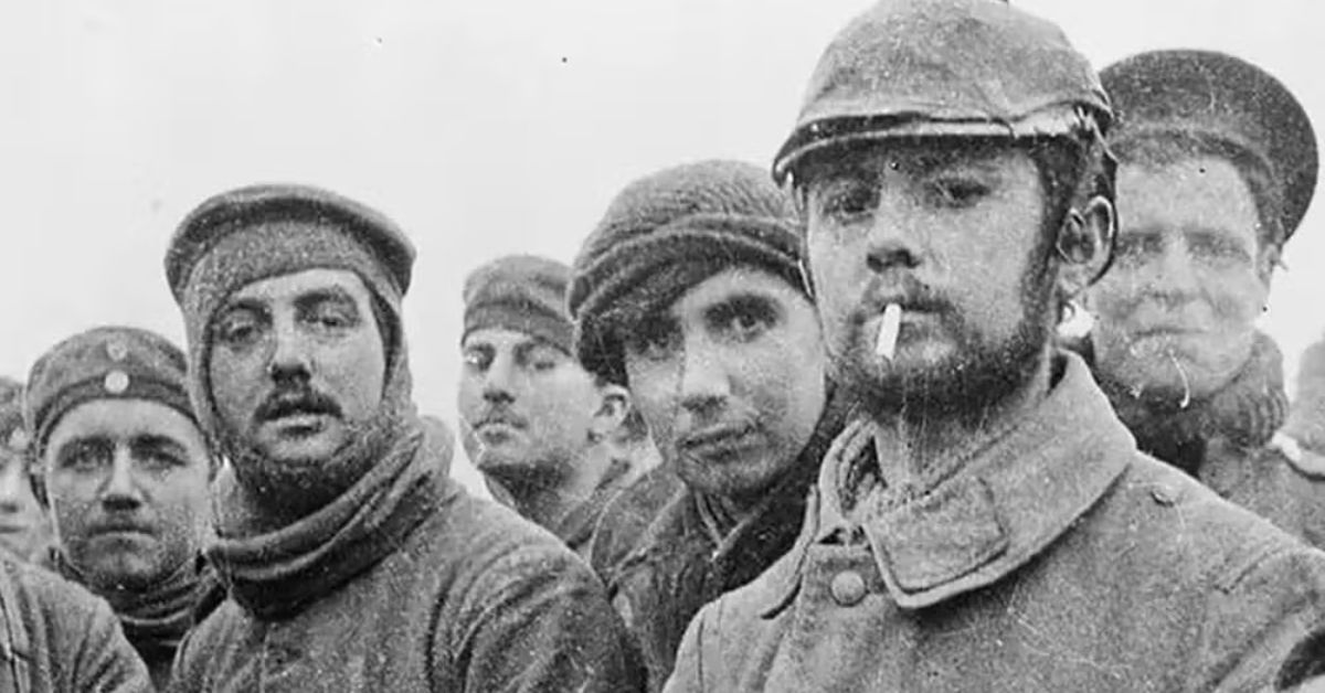 Primeira Guerra Mundial com soldados confraternizando no Natal de 1914