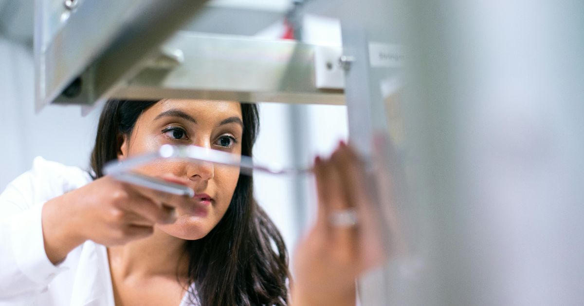 Produção científica brasileira representada por pesquisadora em laboratório durante experimento científico