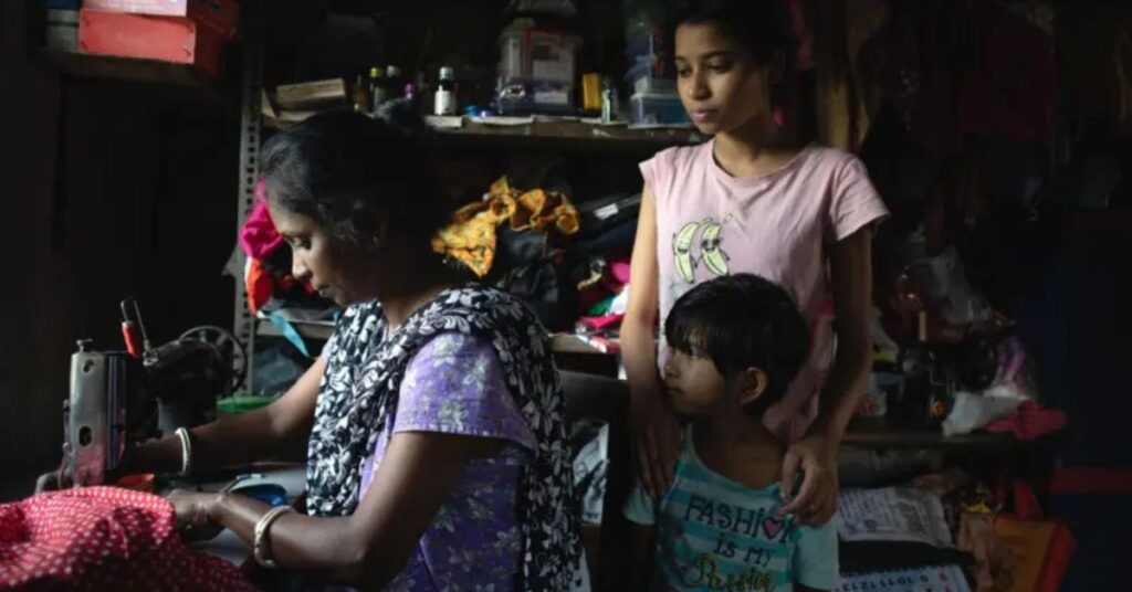 Trabalho doméstico na Índia sustenta famílias por meio da costura