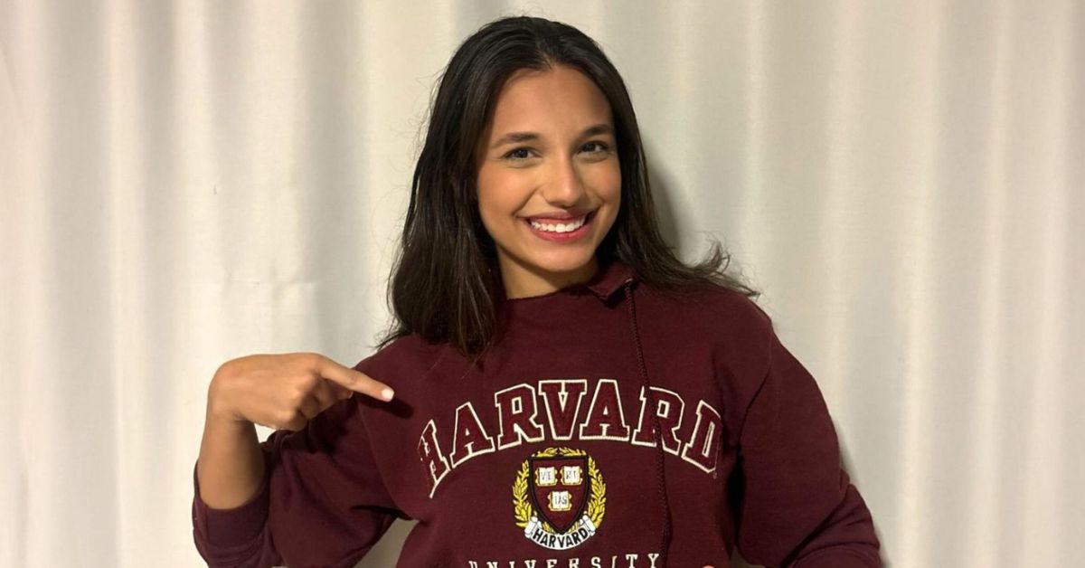 brasileira na Universidade de Harvard celebra aprovação com moletom da instituição